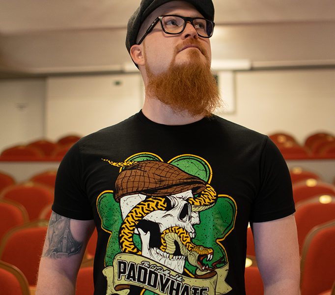 Dwight trägt das Shamrock Snake T-Shirt.